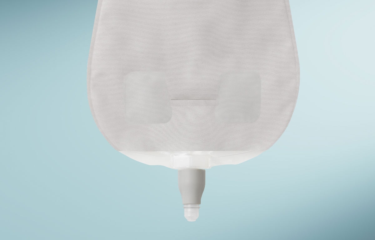 SenSura Mio Urostomiebeutel mit neuem Drehauslass auf blauem Hintergrund