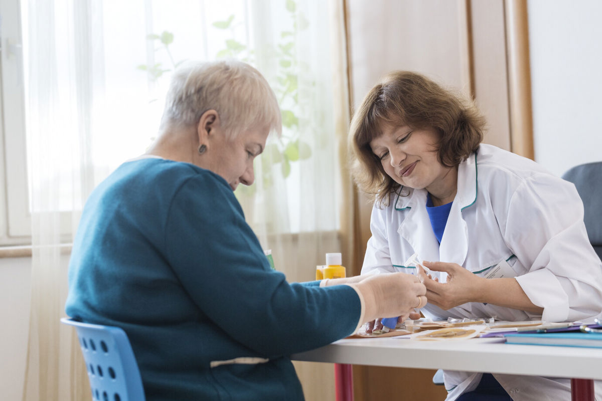 HCP am Tisch mit Patientin